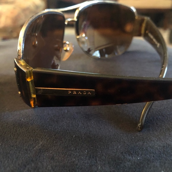 Nwot gorgeous aviator Prada sunglasses and no brand hard case - Picture 2 of 4